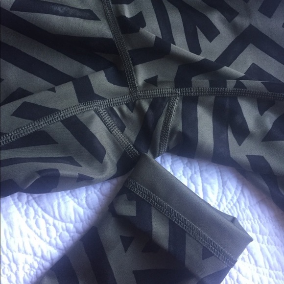 Lulu 🍋 wunder under yoga pants - Picture 4 of 5